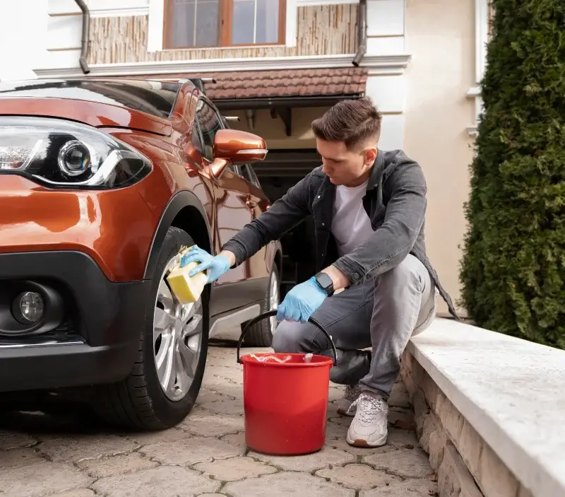 Lavage auto à domicile Molliens-Dreuil : professionnel intervenant sur un véhicule